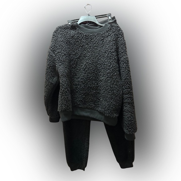 No Boundaries Other - Winter Ready! Black Teddy Fleece Sweatshirt and Pants Set w/LOVE in gold on leg!